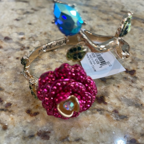 NWT Betsey Johnson Rose Crystal Hinged Gold Tone Bangle Bracelet - Picture 2 of 4